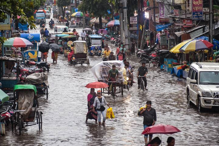 এখনও বঙ্গের আকাশ জুড়ে বর্ষণের ( Monsoon ) কালো মেঘ। বর্ষা বিদায় পর্ব এখনও শুরু হয়নি রাজ্য থেকে। এরই মধ্যে মন খারাপের খবর। পুজোর আগে এই উইকএন্ডেও থাকছে বৃষ্টির ভ্রুকুটি।