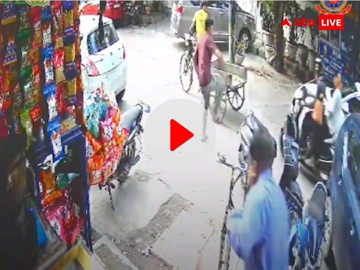 Delhi Police ASI stopped snatching in filmy style kicked scooty of miscreants Model Town video viral दिल्ली पुलिस के जवान ने फिल्मी स्टाइल में रोकी स्नैचिंग, बदमाशों की स्कूटी पर मारी लात- वीडियो वायरल