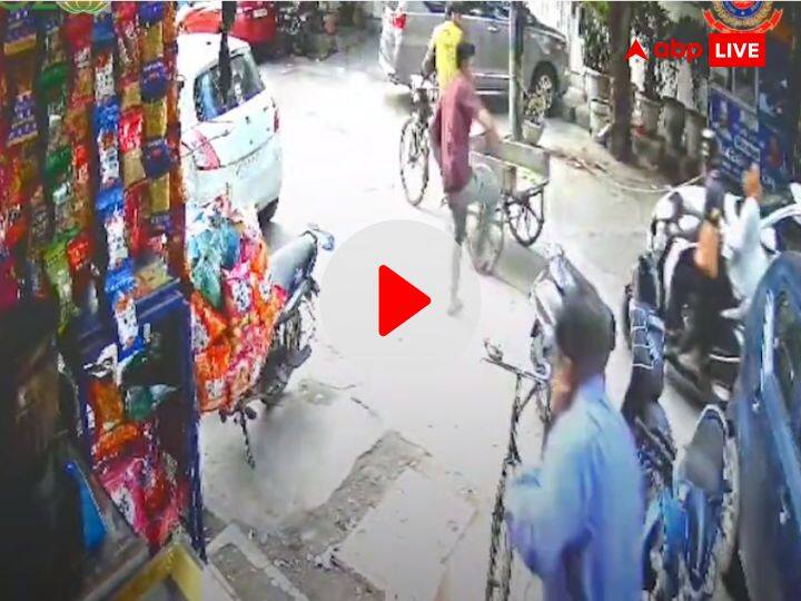 दिल्ली पुलिस के जवान ने फिल्मी स्टाइल में रोकी स्नैचिंग, बदमाशों की स्कूटी पर मारी लात- वीडियो वायरल Delhi Police ASI stopped snatching in filmy style kicked scooty of miscreants Model Town video viral दिल्ली पुलिस के जवान ने फिल्मी स्टाइल में रोकी स्नैचिंग, बदमाशों की स्कूटी पर मारी लात- वीडियो वायरल