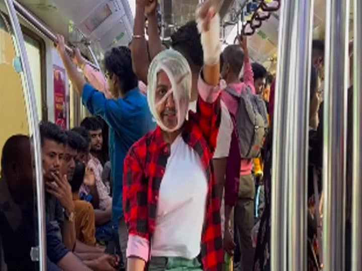 Jawan Fever Woman Recreates SRKs Bandage Wrapped Look Inside Metro In Viral Video Jawan Fever: Woman Recreates SRK’s Bandage-Wrapped Look Inside Metro In Viral Video
