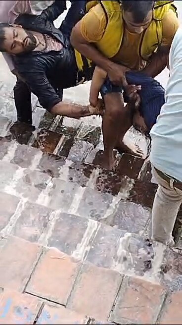 Roorkee News: गंगनहर में हाथों को रस्सी बांधकर युवक और युवती ने लगाई छलांग, जल पुलिस ने ऐसे बचाई जान