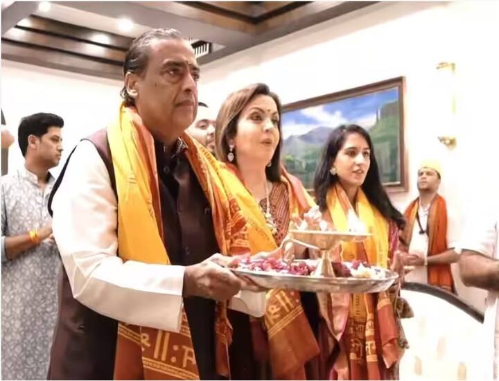 મુકેશ અંબાણીએ પત્ની નીતા અંબાણી, પુત્ર અનંત અંબાણી અને ભાવિ પુત્રવધૂ રાધિકા મર્ચન્ટ સાથે ગણપતિ બાપ્પાની આરતી કરી હતી.