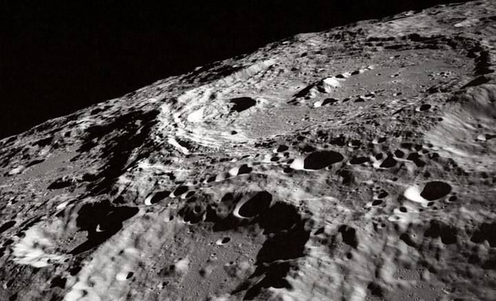 সূর্যের আলো কতটা হেলে চাঁদের উপর পড়ছে, তার উপরও রংয়ের খেলা নির্ভর করে। সূর্যের আলো যদি ঈষৎ বেঁকে চাঁদের উপর পড়ে। পৃথিবীর বায়ুমণ্ডল পেরিয়ে যেতে হয় তাকে। সেক্ষেত্রেও চাঁদের গায়ে লাল বা কমলা রংয়ের আভা দেখা যায়।