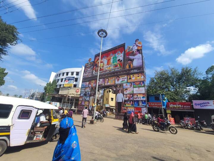 यंदा राम मंदिर, छत्रपती शिवाजी महाराजांचा शिवराज्याभिषेक, महिलांचा आदर करणारा छत्रपती शिवाजी महाराजांचा दरबारातील प्रसंग अश्या वेगवेगळ्या प्रतिकृती स्वागत कमानीवर साकारण्यात आल्या आहेत.