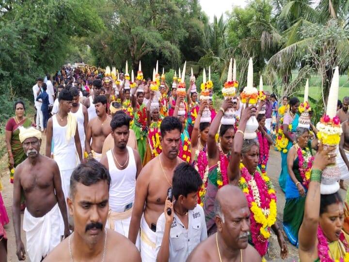 பெண் குழந்தைகளை அம்மன் போல அலங்காரம் செய்து வீட்டிற்கு அழைத்து வந்திருந்தனர்