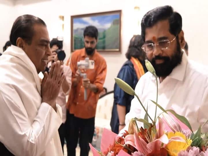 सीएम एकनाथ शिंदे ने शॉल ओढ़ाकर और फूलों के बुके के जरिए अरबपति कारोबारी मुकेश अंबानी का स्वागत किया.