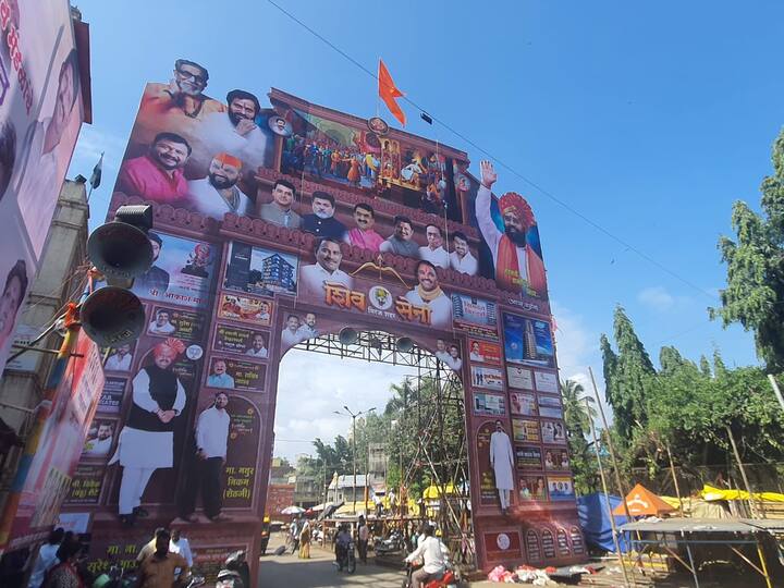 या निरोपाच्या निमित्ताने स्वागत कमानी उभारल्या जातात.