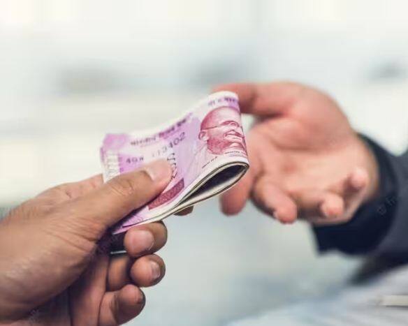 EPF UAN ਵਿੱਚ ਨਵਾਂ ਮੋਬਾਈਲ ਨੰਬਰ ਜੋੜਨ ਲਈ ਸਭ ਤੋਂ ਪਹਿਲਾਂ ਤੁਹਾਨੂੰ EPFO ​​ਦੀ ਅਧਿਕਾਰਤ ਵੈੱਬਸਾਈਟ 'ਤੇ ਜਾਣਾ ਹੋਵੇਗਾ। ਇਸ ਤੋਂ ਬਾਅਦ 'ਕਰਮਚਾਰੀਆਂ ਲਈ' ਸੈਕਸ਼ਨ 'ਤੇ ਕਲਿੱਕ ਕਰੋ।