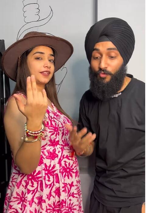 ਦੱਸ ਦੇਈਏ ਕਿ ਕੁੱਲ੍ਹੜ ਪੀਜ਼ਾ ਕਪਲ ਦੀ ਦੁਕਾਨ ਤੇ ਪਹੁੰਚ ਵਨੀਤ ਕੌਰ ਵੱਲੋਂ ਕੁੱਲ੍ਹੜ ਪੀਜ਼ਾ ਕਪਲ ਦੀ ਅਸ਼ਲੀਲ ਵੀਡੀਓ ਉੱਪਰ ਸਵਾਲ ਚੁੱਕੇ ਜਾ ਰਹੇ ਹਨ। ਉਸਦਾ ਕਹਿਣਾ ਕੀ ਸਹਿਜ ਅਰੋੜਾ ਦੀ ਮਾਂ ਵੱਲੋਂ ਇਹ ਗੱਲ ਕਹੀ ਗਈ ਹੈ ਕਿ ਇੱਥੇ 70 ਪ੍ਰਤੀਸ਼ਤ ਲੋਕ ਅਜਿਹੇ ਕੁਕਰਮ ਕਰਦੇ ਹਨ। ਮੈਂ ਉਨ੍ਹਾਂ ਨੂੰ ਪੁੱਛਣਾ ਚਾਹੁੰਦੀ ਹਾਂ, ਕਿ ਉਹ ਇਸ ਤਰ੍ਹਾਂ ਕਿਵੇਂ ਉਲਟਾ ਸਿੱਧਾ ਬੋਲ ਸਕਦੀ ਹੈ। ਹਾਲਾਂਕਿ ਇਸ ਦੌਰਾਨ ਉੱਥੇ ਮੌਜੂਦ ਪੁਲਿਸ ਅਧਿਕਾਰੀ ਵੱਲ਼ੋਂ ਵੀ ਵਨੀਤ ਕੌਰ ਨੂੰ ਸਮਝਾਉਣ ਦੀ ਕੋਸ਼ਿਸ਼ ਕੀਤੀ ਗਈ।