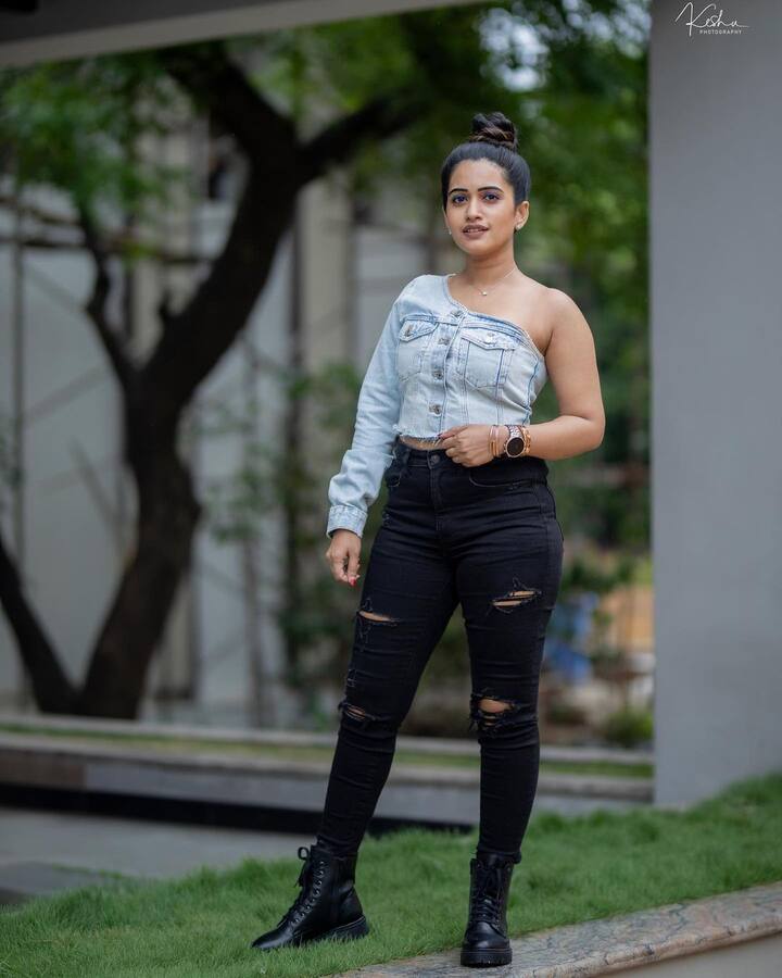 స్రవంతి చొక్కారపు హాట్ డ్రెస్సులో కళ్లను కట్టిపడేస్తోంది.-Image credit: Sravanthi Chokarapu/Instagram