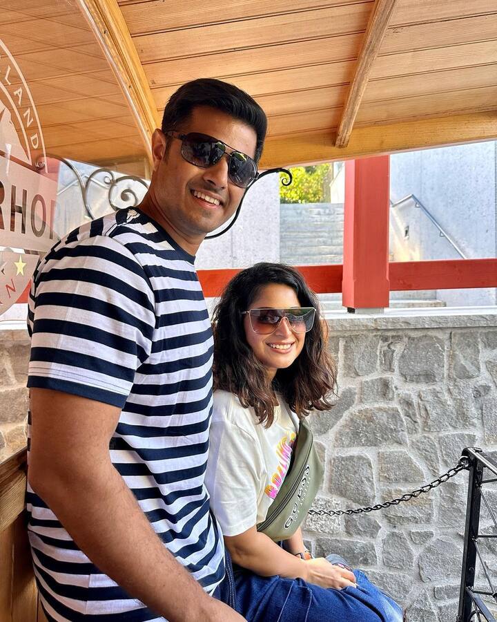અભિનેત્રી ઐશ્વર્યા શર્મા અને નીલ ભટ્ટ આ દિવસોમાં સ્વિટ્ઝરલેન્ડમાં વેકેશન માણી રહ્યા છે. કપલની રોમેન્ટિક તસવીરો સોશિયલ મીડિયા પર વાયરલ થઈ રહી છે. એક ફોટોમાં નીલ ઐશ્વર્યાને કિસ કરતો જોવા મળી રહ્યો છે.