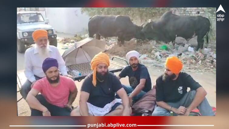 Anandpur Sahib: AAP leader staged dharna against his own govt in Guru Nagar, heaps of garbage on way to Takht Sri Keshgarh Sahib Anandpur Sahib: ਗੁਰੂ ਨਗਰੀ 'ਚ 'ਆਪ' ਆਗੂ ਨੇ ਆਪਣੀ ਹੀ ਸਰਕਾਰ ਖਿਲਾਫ ਲਾਇਆ ਧਰਨਾ, ਤਖ਼ਤ ਸ਼੍ਰੀ ਕੇਸਗੜ੍ਹ ਸਾਹਿਬ ਨੂੰ ਜਾਂਦੇ ਰਸਤੇ ‘ਚ ਕੂੜੇ ਦੇ ਲੱਗੇ ਢੇਰ