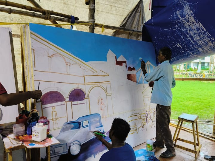 জোরকদমে চলছে মন্ডপ প্রস্তুতির কাজ। পাশাপাশি চলছে পুজোর বাকি প্রস্তুতি-হিসেব নিকেশ।