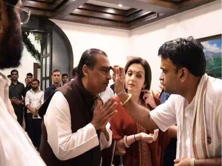 સીએમ એકનાથ શિંદેના નિવાસસ્થાન વર્ષા ખાતે મુકેશ અંબાણીના પરિવાર ઉપરાંત ઘણા પ્રતિષ્ઠિત મહેમાનો પણ હાજર હતા.