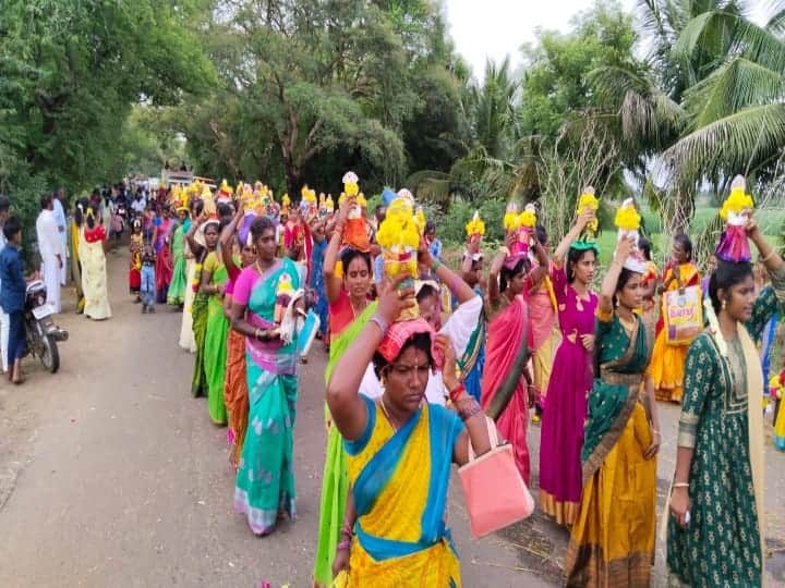 திருவிழாவில் கலந்து கொண்ட பெண்கள்..