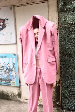 పింక్ సూట్ లో వింత పోజ్ ఇస్తున్న - ఈ బోల్డ్ బ్యూటీని గుర్తుపట్టారా?