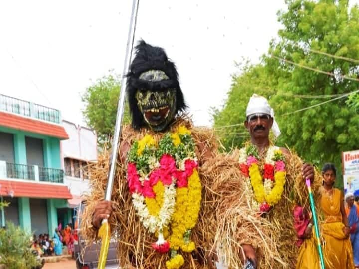 இளைஞர்கள் திருவிழாவில் நேர்த்திக்கடன் செலுத்தினர்.