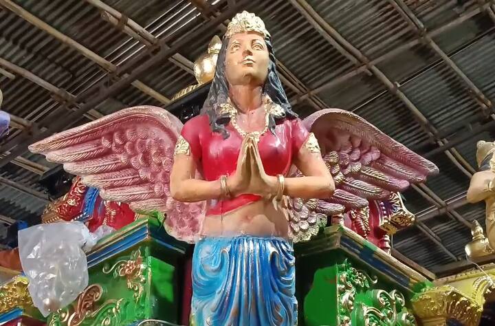 विसर्जन मिरवणुकीसाठीचा श्री गणाधीश रथ हा भगवान श्रीगणेश आणि यंदाची सजावट असलेल्या अयोध्या श्रीराम मंदिर संकल्पनेला सुसंगत आहे.