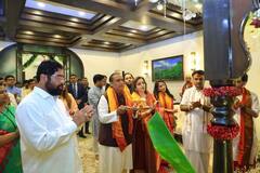 मुख्यमंत्री एकनाथ शिंदेंच्या निवासस्थानी उद्योगपती मुकेश अंबानींनी सहकुटुंब घेतलं बाप्पाचं दर्शन