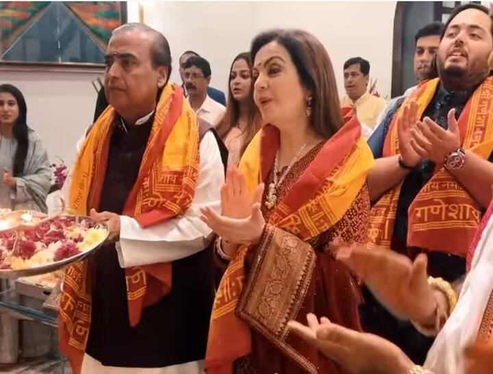 મુકેશ અંબાણી તેમની પત્ની, પુત્ર અને ભાવિ પુત્રવધૂ સાથે મુખ્યમંત્રી આવાસ પર ગણપતિ બાપ્પાની ભક્તિમાં તલ્લીન જોવા મળ્યા હતા.