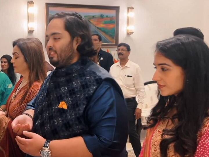 मुकेश अंबानी के छोटे बेटे अनंत अंबानी भी अपनी मंगेतर राधिका मर्चेंट के साथ वहां गए थे.