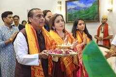 मुख्यमंत्री एकनाथ शिंदेंच्या निवासस्थानी उद्योगपती मुकेश अंबानींनी सहकुटुंब घेतलं बाप्पाचं दर्शन