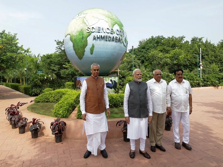 PM at Robotics Gallery: प्रधानमंत्री नरेंद्र मोदी ने अहमदाबाद के साइंस सिटी का भ्रमण किया. यहां पीएम ने रोबोटिक तकनीक की जानकारी ली.
