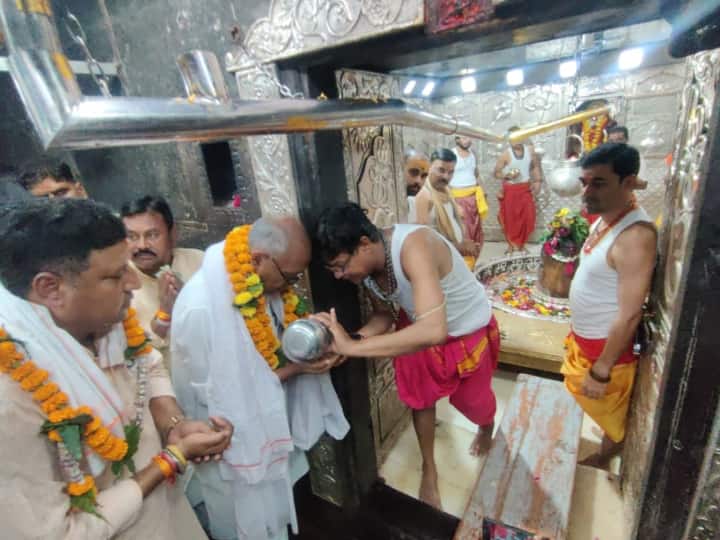 Madhya Pradesh ujjain digvijay singh Visit Mahakal Temple slams bjps jan ashirwad yatra congress rally ann MP Elections: दिग्विजय सिंह ने कैलाश विजयवर्गीय को दी सीख और सिंधिया को चुनौती, चुनाव लड़ने को लेकर भी दिया बड़ा बयान