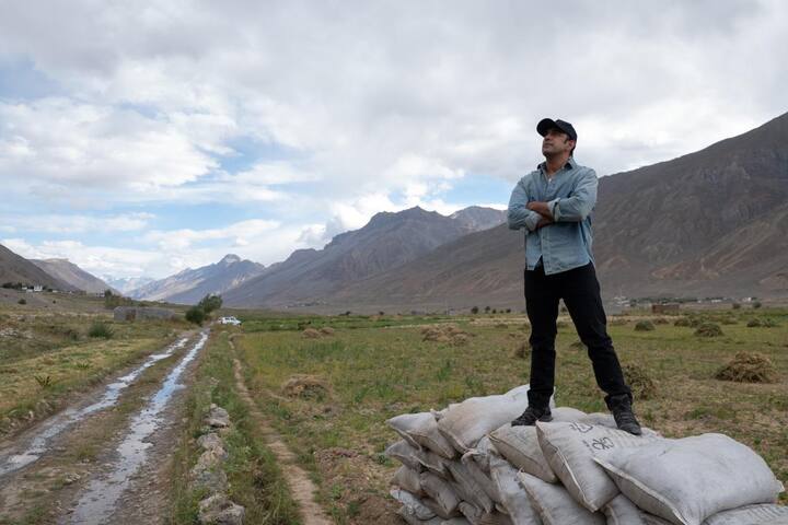 His gargantuan trip included many stops, some which include: Balasinor, Ahmedabad, Palanpur, Jodhpur, Jaipur, Delhi, Theog, Sangla, Kaza, Jispa, Padum, Kargil, Leh, Tso Moriri and Hanle.