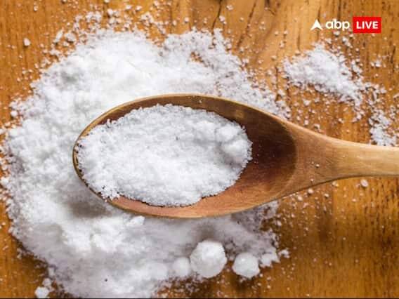 મીઠું: મોટાભાગે ઘરમાં બનતા ખોરાકમાં મીઠાનો ઉપયોગ થાય છે. કારણ કે મીઠા વગર ખાવામાં સ્વાદ નથી હોતો. પરંતુ જો અચાનક તમારા હાથમાંથી મીઠું અથવા મીઠાની બરણી પડી જાય તો તેને અશુભ સંકેત માનવામાં આવે છે. આ નાણાકીય નુકસાન સૂચવે છે. આ ઉપરાંત મીઠું પડવું એ શુક્ર અને ચંદ્રની અશુભતાનો સંકેત છે.