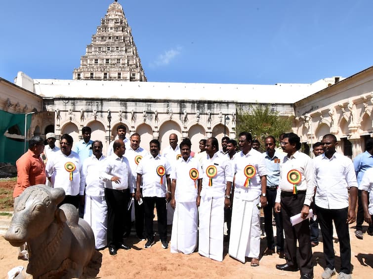Can't hold separate durbar... This is democracy not monarchy: MLA Selvaperundhai angry “ஆளுநர் தனி தர்பார் நடத்த முடியாது; அமைச்சரவை எழுதி கொடுப்பதை படிப்பது தான் அவருக்கு வேலை” - டென்ஷனான எம்.எல்.ஏ