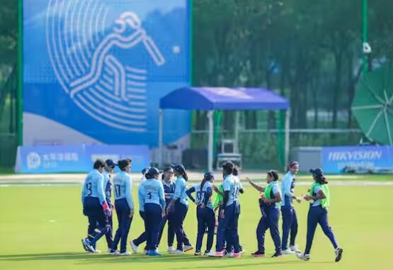 ਏਸ਼ੀਆਈ ਖੇਡਾਂ 2023 'ਚ ਪਹਿਲੀ ਵਾਰ ਮਹਿਲਾ ਕ੍ਰਿਕਟ ਈਵੈਂਟ 'ਚ ਹਿੱਸਾ ਲੈਣ ਗਈ ਭਾਰਤੀ ਮਹਿਲਾ ਕ੍ਰਿਕਟ ਟੀਮ ਨੇ ਸੋਨ ਤਗਮੇ ਦੇ ਮੁਕਾਬਲੇ 'ਚ ਸ਼੍ਰੀਲੰਕਾ ਦੀ ਮਹਿਲਾ ਟੀਮ ਨੂੰ 19 ਦੌੜਾਂ ਨਾਲ ਹਰਾ ਕੇ ਸੋਨ ਤਮਗਾ ਆਪਣੇ ਨਾਂ ਕਰ ਲਿਆ।