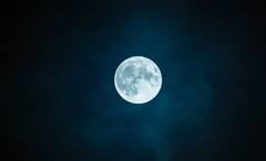 Shades of Moon: কখনও ধূসর, কখনও রক্তিম, কখনও আবার নীলাভ, চাঁদের রং আসলে অন্য