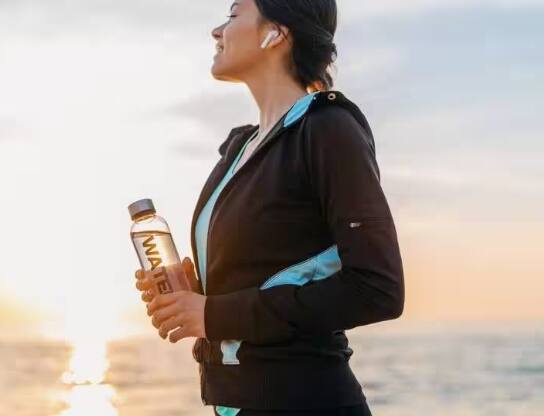 poor-hydration-may-be-linked-to-early-aging-and-chronic-disease-a-25-year-study-finds Water: ਘੱਟ ਪਾਣੀ ਪੀਣ ਵਾਲੇ ਹੋ ਜਾਓ ਸਾਵਧਾਨ! ਸਟੱਡੀ 'ਚ ਸਾਹਮਣੇ ਆਈ ਹੈਰਾਨ ਕਰਨ ਵਾਲੀ ਜਾਣਕਾਰੀ