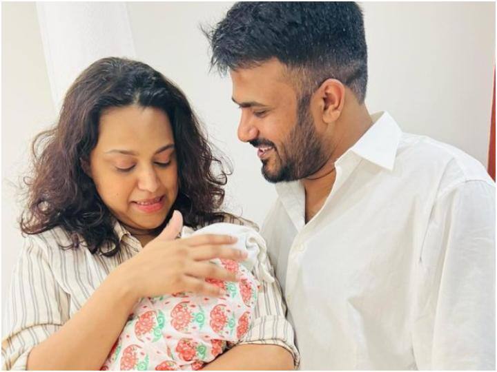 Swara Bhaskar shared a lovely picture while showering love on new born daughter Rabia husband Fahad Ahmad reacted न्यू बॉर्न बेटी राबिया पर प्यार लुटाते हुए Swara Bhaskar ने शेयर की प्यारी तस्वीर, पति फहद ने यूं किया रिएक्ट