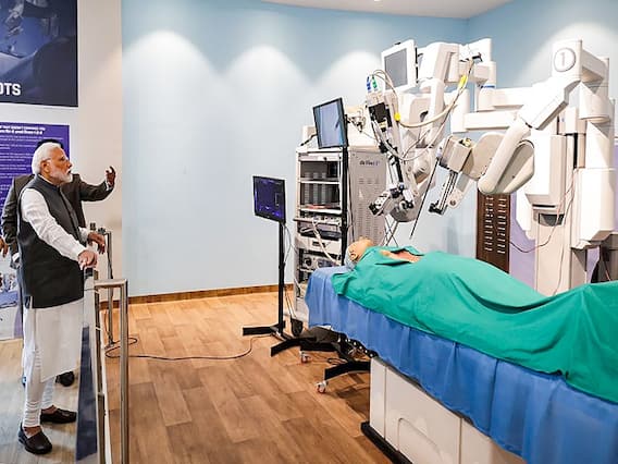 PM at Robotics Gallery: साइंस सिटी में रोबोट्स से रूबरू हुए पीएम मोदी, एडवांस गैजेट्स देख हुए हैरान; देखें लेटेस्ट तस्वीरें