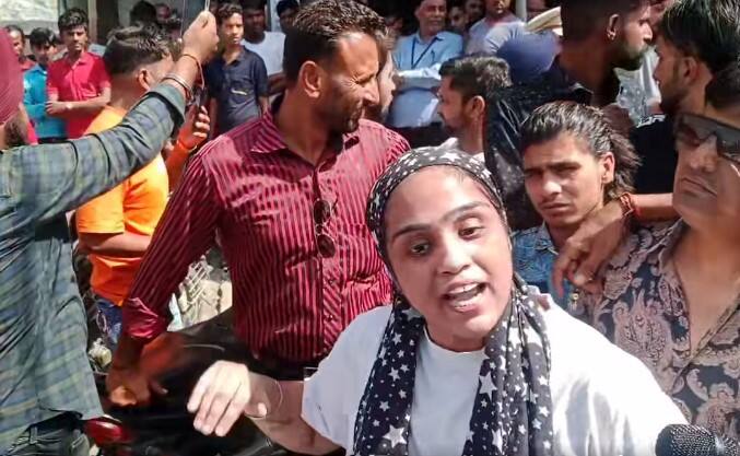 ਜਾਣਕਾਰੀ ਮੁਤਾਬਕ ਵਾਇਰਲ ਵੀਡੀਓ ਨਿੱਜੀ ਪਲਾਂ ਦਾ ਹੈ ਜਿਸ ਨੂੰ ਮਹਿਲਾ ਦੀ ਕਰੀਬੀ ਸਹੇਲੀ ਨੇ ਵਾਇਰਲ ਕੀਤਾ ਸੀ। ਹਾਲਾਂਕਿ ਔਰਤ ਦੇ ਪਤੀ ਨੇ ਇਸ ਨੂੰ ਫੇਕ ਦੱਸਿਆ ਪਰ ਥਾਣਾ ਡਵੀਜ਼ਨ ਨੰਬਰ ਚਾਰ ਦੀ ਪੁਲਿਸ ਨੇ ਮੁਲਜ਼ਮ ਔਰਤ ਨੂੰ ਗ੍ਰਿਫਤਾਰ ਕਰ ਲਿਆ ਹੈ।