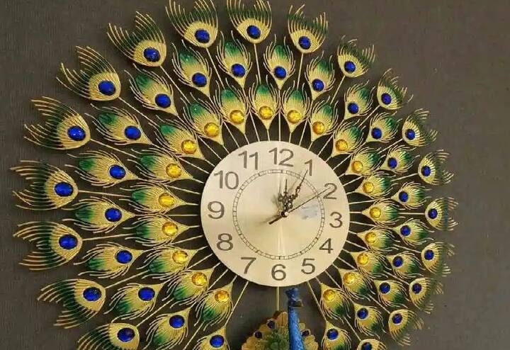 ઘરમાં કેસરી અથવા ઘેરા લીલા રંગની ઘડિયાળ રાખવાથી નકારાત્મક ઉર્જાનું પરિભ્રમણ વધે છે.વાદળી અને કાળા રંગની ઘડિયાળો પણ ઘર માટે અશુભ માનવામાં આવે છે.ઘેરા લાલ રંગની ઘડિયાળને પણ ઘરમાં ટાળવી જોઈએ.