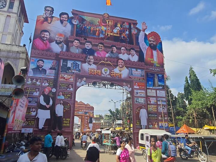 यंदा राम मंदिर, छत्रपती शिवाजी महाराजांचा शिवराज्याभिषेक, महिलांचा आदर करणारा छत्रपती शिवाजी महाराजांचा दरबारातील प्रसंग अश्या वेगवेगळ्या प्रतिकृती स्वागत कमानीवर साकारण्यात आल्या आहेत.