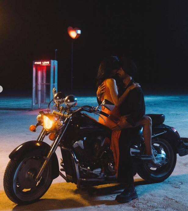 ਦਰਅਸਲ, ਇਨ੍ਹਾਂ ਤਸਵੀਰਾਂ ਵਿੱਚ ਦਿਲਜੀਤ ਇੱਕ ਲੜਕੀ ਨਾਲ ਰੋਮਾਂਟਿਕ ਅੰਦਾਜ਼ ਵਿੱਚ ਵਿਖਾਈ ਦੇ ਰਹੇ ਹਨ। ਸ਼ਾਇਦ ਇਸ ਤੋਂ ਪਹਿਲਾਂ ਪ੍ਰਸ਼ੰਸਕਾਂ ਨੇ ਦਿਲਜੀਤ ਨੂੰ ਇਸ ਤਰ੍ਹਾਂ ਨਹੀਂ ਵੇਖਿਆ ਹੋਵੇਗਾ।