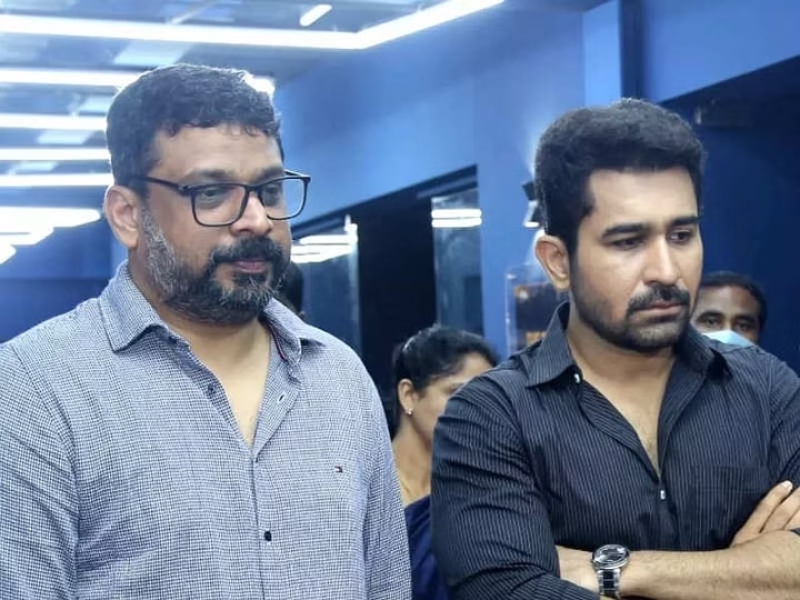 Vijay Antony: 2வது மகளுடன் விஜய் ஆண்டனி கொடுத்த கியூட் போஸ்... 'ரத்தம்' பிரஸ் மீட்டில் நடந்த சர்ப்ரைஸ்..!