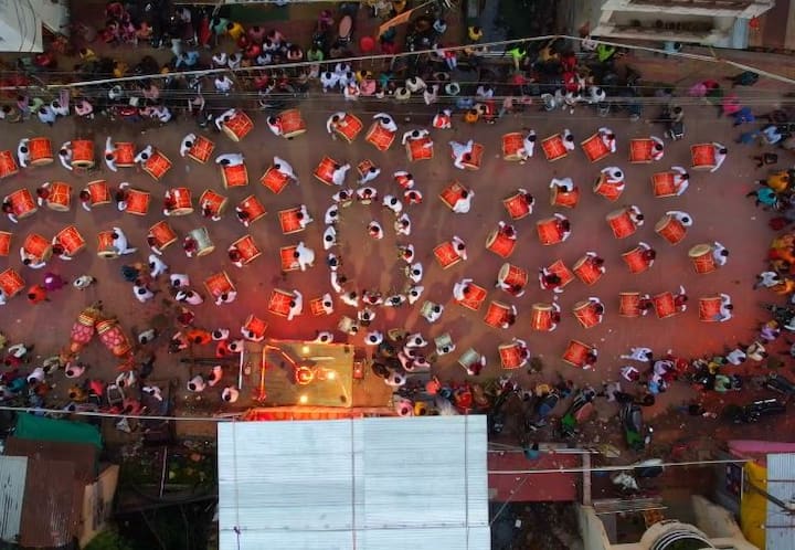 सर्वच वाजत गाजत गणरायाला निरोप दिला जात आहे.