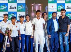 Muralitharan On Sourav: ধোনির হাতে তৈরি দল তুলে দিয়েছিল সৌরভ, বায়োপিকের প্রচারে এসে বললেন মুরলীধরন