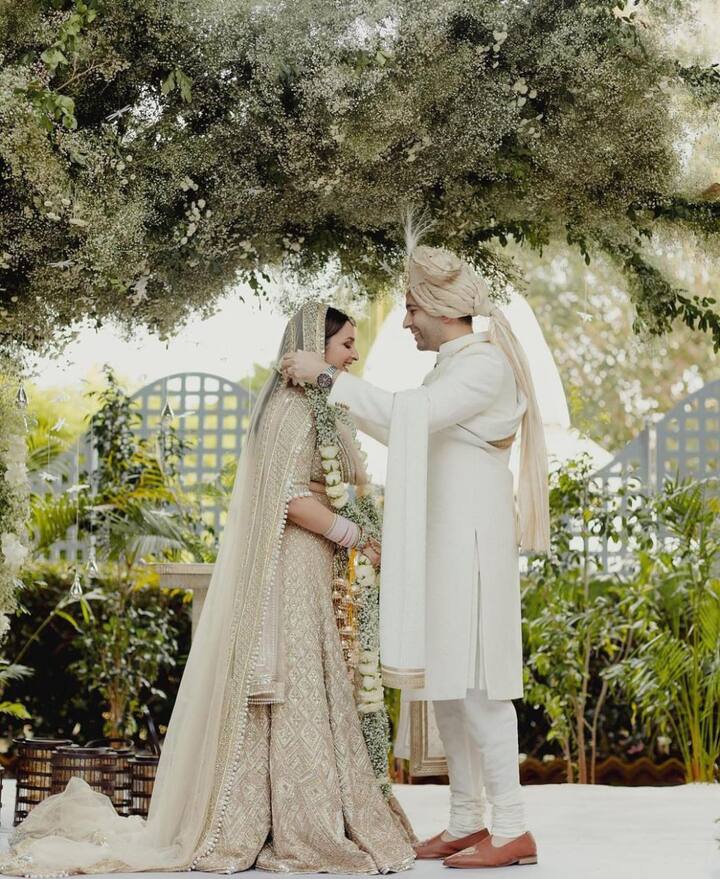 ਇਸ ਦੇ ਨਾਲ ਹੀ ਉਨ੍ਹਾਂ ਦੇ ਵਿਆਹ ਦੇ ਜਸ਼ਨਾਂ ਦੀਆਂ ਅਣਦੇਖੀ ਝਲਕੀਆਂ ਵੀ ਸੋਸ਼ਲ ਮੀਡੀਆ 'ਤੇ ਲਗਾਤਾਰ ਮਿਲ ਰਹੀਆਂ ਹਨ। ਹੁਣ ਪ੍ਰਸ਼ੰਸਕ ਵੀ ਇਹ ਜਾਣਨ ਲਈ ਕਾਫੀ ਉਤਸ਼ਾਹਿਤ ਹਨ ਕਿ ਪਰਿਣੀਤੀ ਅਤੇ ਰਾਘਵ ਹਨੀਮੂਨ 'ਤੇ ਕਿੱਥੇ ਜਾ ਰਹੇ ਹਨ। ਇਕ ਰਿਪੋਰਟ 'ਚ ਜੋੜੇ ਦੇ ਹਨੀਮੂਨ ਨਾਲ ਜੁੜੀ ਇਕ ਅਪਡੇਟ ਸ਼ੇਅਰ ਕੀਤੀ ਗਈ ਹੈ।