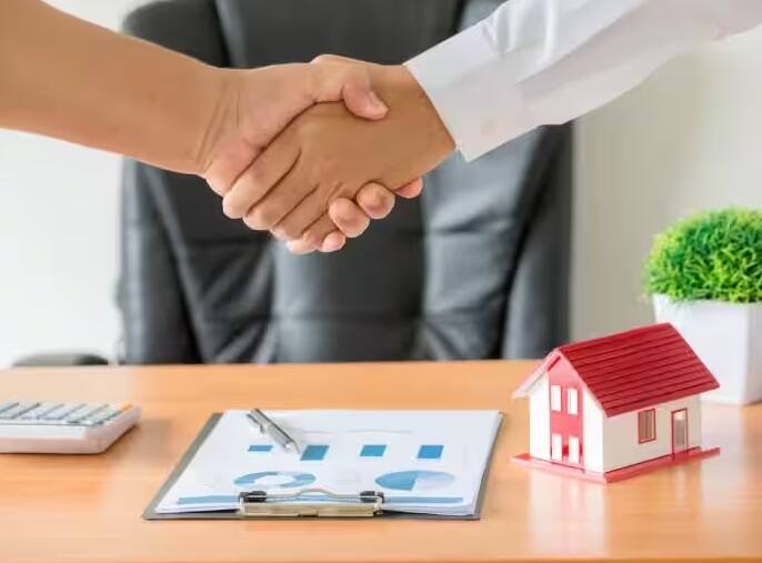 ડાઉન પેમેન્ટ કરવા માટે તમારી પાસે પૂરતી રકમ હોવી આવશ્યક છે. ઘર ખરીદવા માટે તમારી પાસે તેની કિંમતના 30 ટકા રોકડા હોવા જોઈએ, જેથી તમે ડાઉન પેમેન્ટ આપીને ઘર ખરીદી શકો.