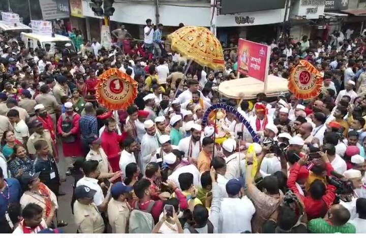 हा जल्लोष पाहण्यासाठी मोठ्या प्रमाणात नागरिकांनी गर्दी केली आहे.