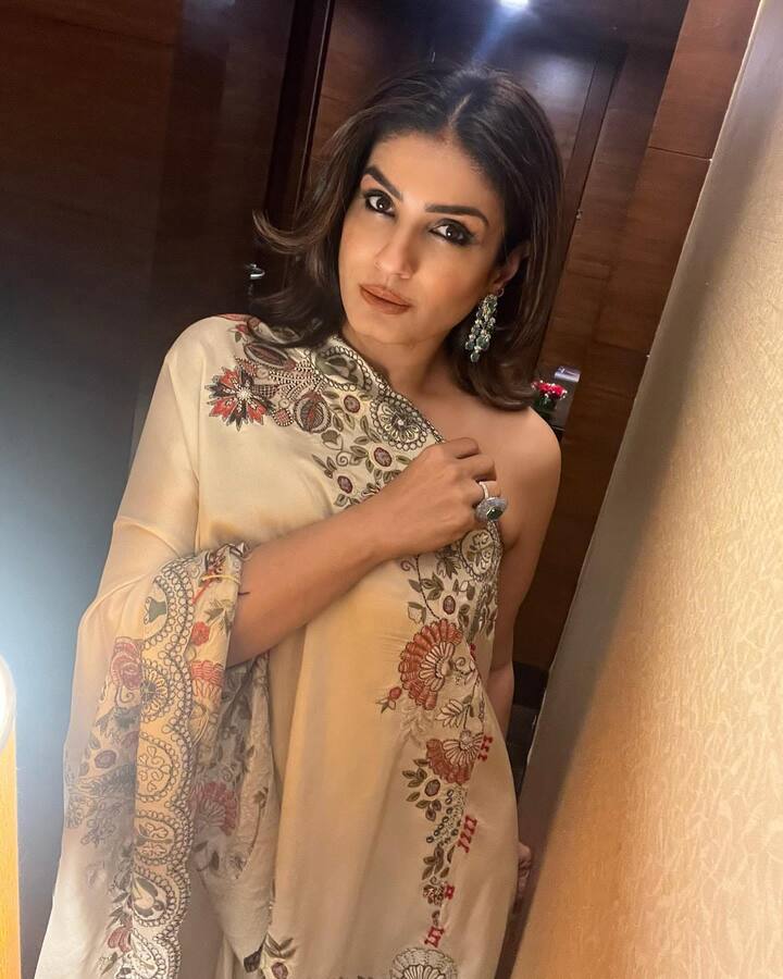 रवीना टंडन 90 के दशक में एक पॉपुलर एक्ट्रेस रही हैं. जिन्होंने अपने करियर में कई हिट फिल्मों में काम किया. लेकिन अब एक्ट्रेस ने फिल्म इंडस्ट्री से जुड़े कई काले राज का खुलासा किया है.