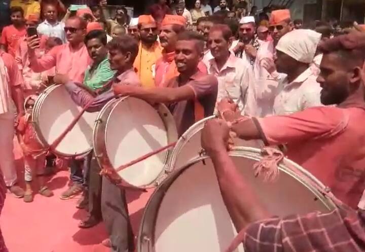 पहिल्या मानाचा गणपती असलेल्या दादा गणपती विसर्जन मार्गावर मार्गस्थ झाला आहे.