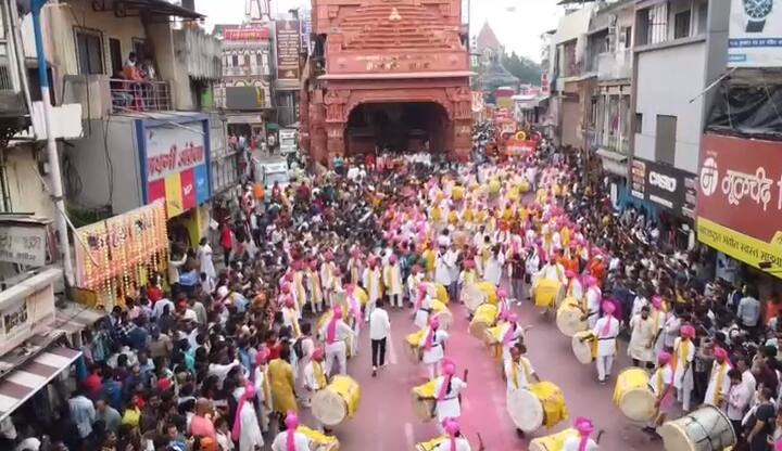 पुण्यात वैभवी विसर्जन मिरावणुकांना सुरुवात झाली आहे.