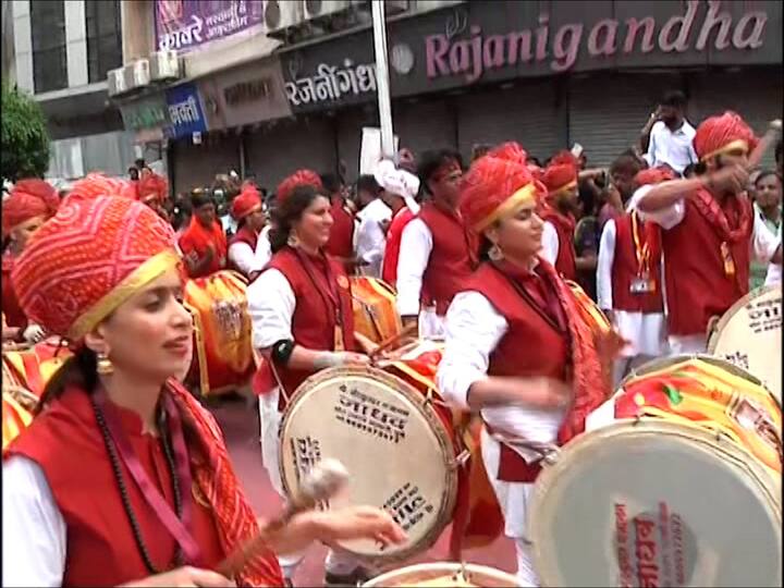 ढोल-ताशांचा गजर करतानाचे कलाकारांचे फोटो सोशल मीडियावर व्हायरल होत आहेत.
